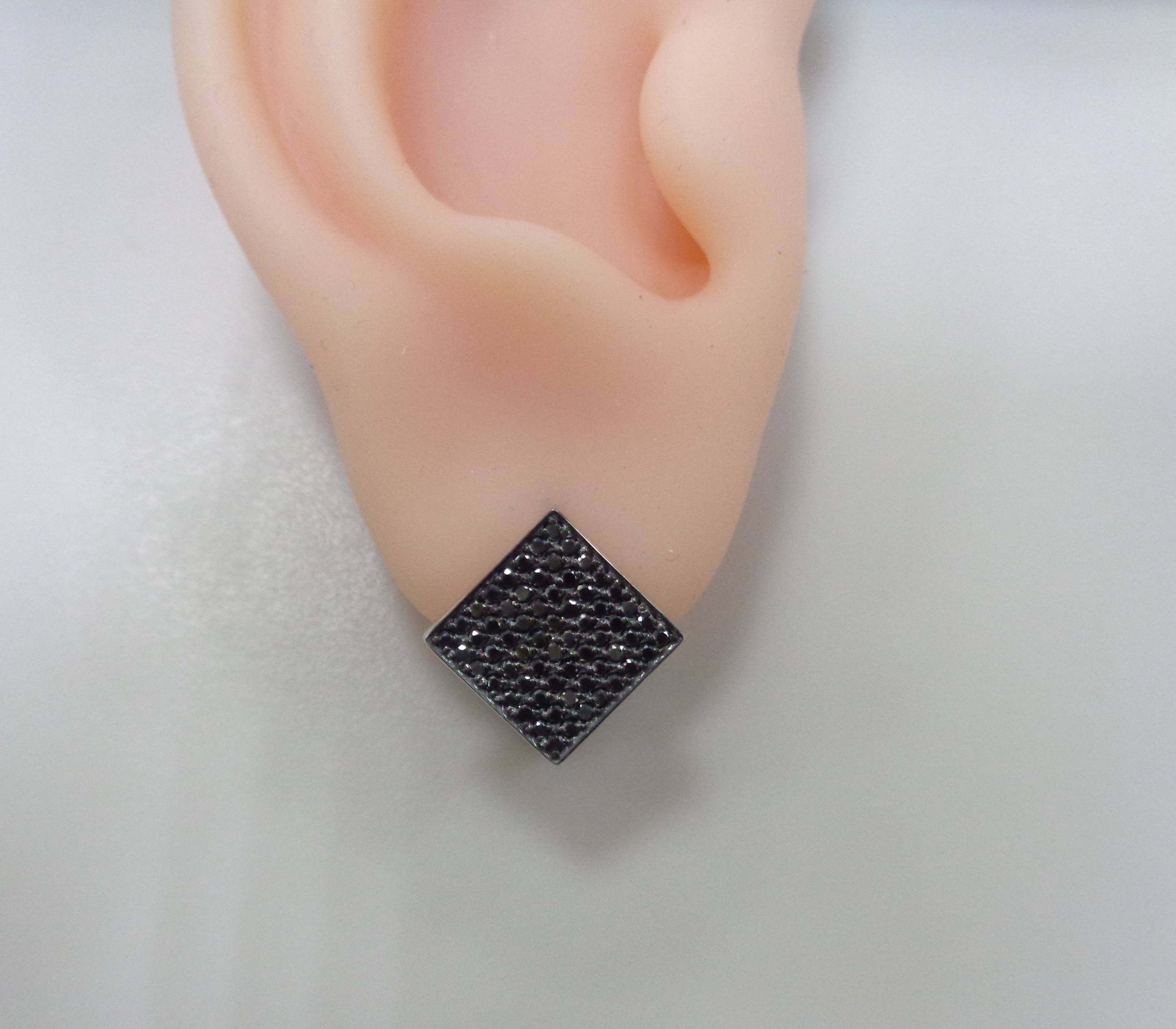 Серьги из белого золота с черными бриллиантами